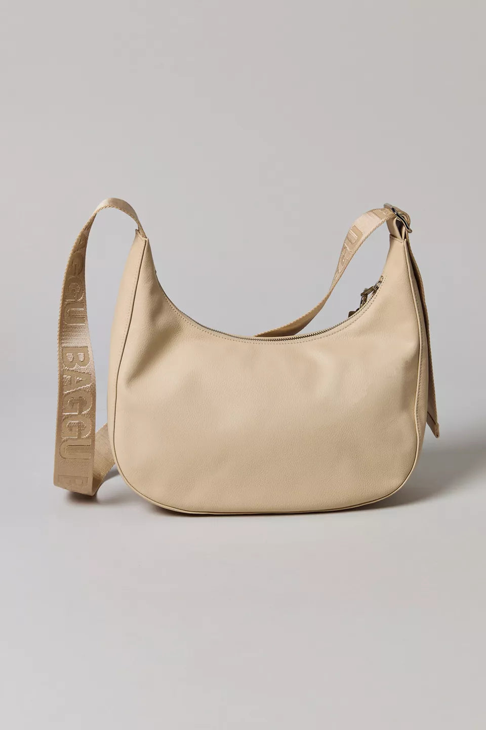 Bolsa BAGGU Crescent Média Couro Reciclado