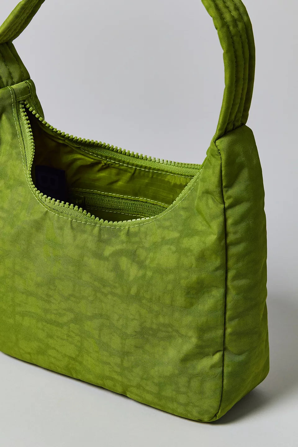 Bolsa BAGGU Mini Shoulder Bag em Nylon Reciclado