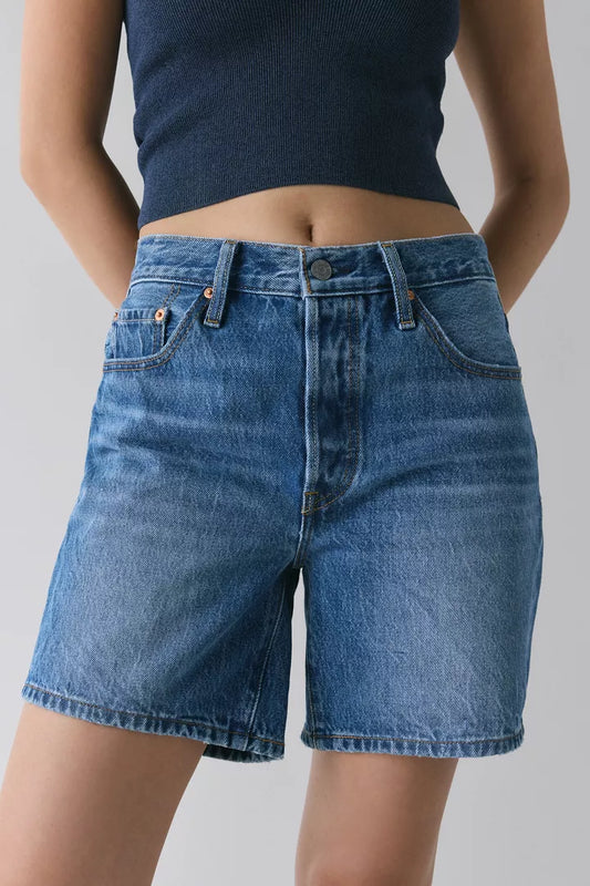 Short Jeans Levi’s 501 Mid-Thigh Cutoff Feminino